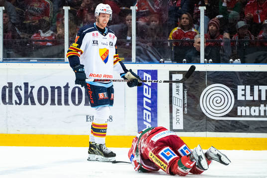 Modos Oscar Pettersson har ont och Djurgårdens Edvin