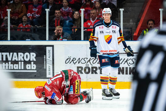 Modos Oscar Pettersson har ont och Djurgårdens Edvin