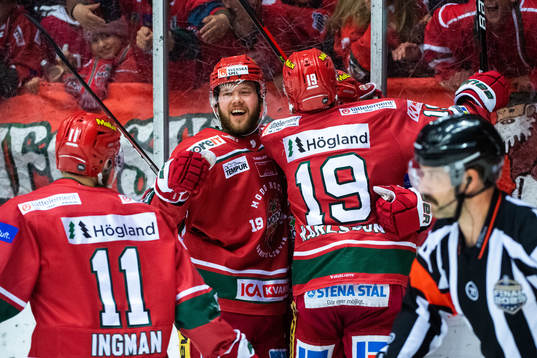 Modos Erik Karlsson jublar med lagkamrater