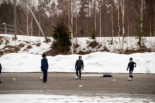 En spelare driver en boll på grus när Kovlands IF P
