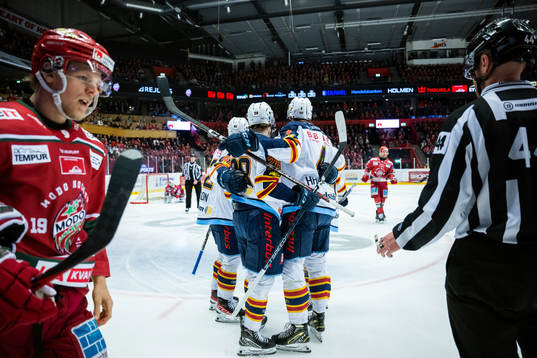 Djurgårdens Edvin Hammarlund jublar med lagkamrater
