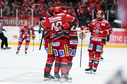 Modos Marcus Vela jublar med lagkamrater