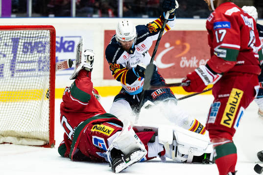 Djurgårdens Daniel Brodin och Modos målvakt Kristers