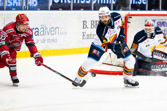 Djurgårdens Stefan Elliott och Modos Daniel Mannberg
