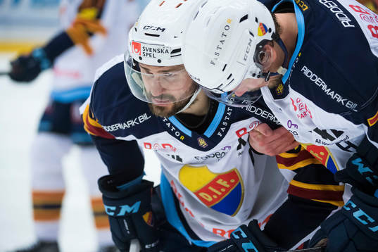 Djurgårdens Marcus Krüger har ont och får hjälp av