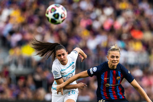 Eve Périsset of Chelsea and Fridolina Rolfö of Barcelona