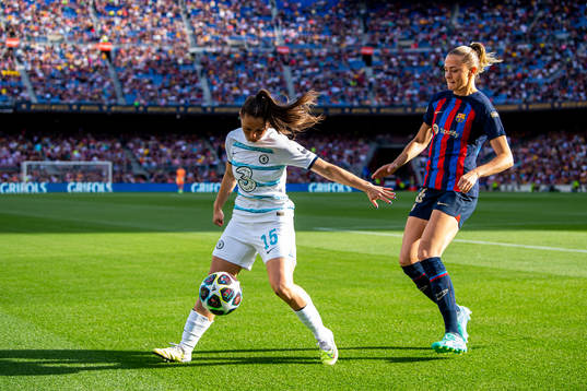 Eve Périsset of Chelsea and Fridolina Rolfö of Barcelona
