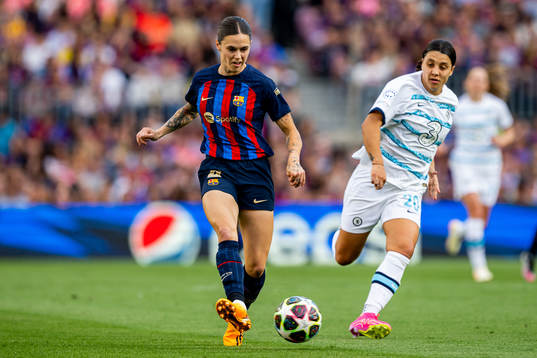 Maria Leon of Barcelona and Samantha Kerr of Chelsea