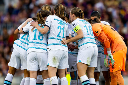 Magdalena Eriksson and players of Chelsea gather in a circle