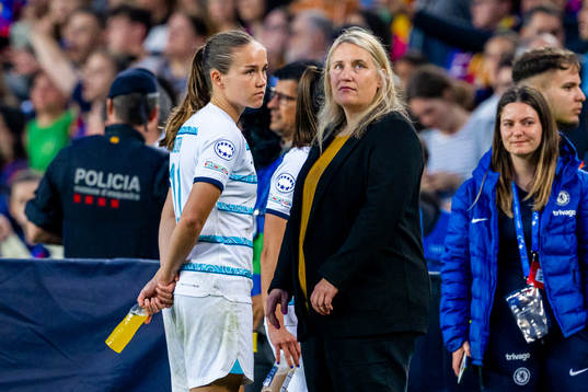 Guro Reiten and Emma Hayes, head coach of Chelsea, look