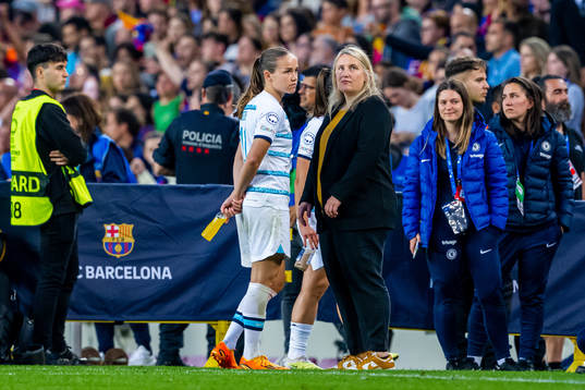 Guro Reiten and Emma Hayes, head coach of Chelsea, look