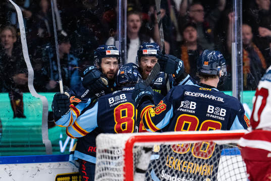 Djurgårdens Marcus Krüger jublar med lagkamrater