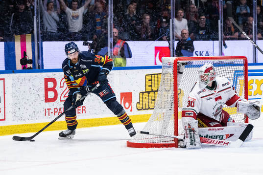 Djurgårdens Daniel Brodin och Modos målvakt Kristers