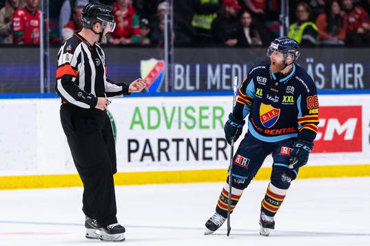 Djurgårdens Linus Klasen reagerar på domslut av Domare