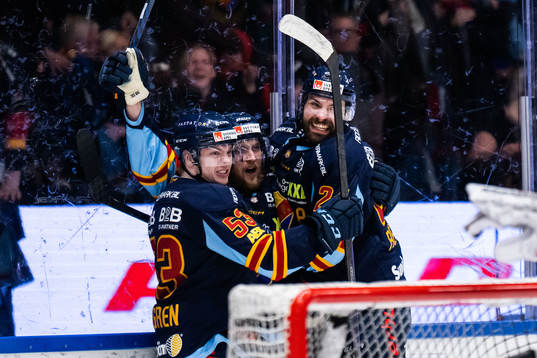 Djurgårdens Fredrik Forsberg jublar med David Blomgren och
