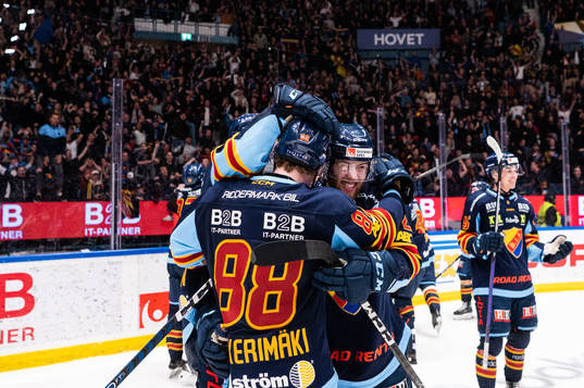 Djurgårdens Jonathan Lekkerimäki och Wiktor Nilsson jublar