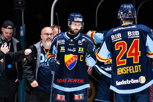 Djurgårdens Marcus Krüger jublar med lagkamrater