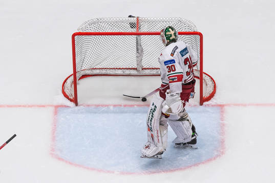 Modos målvakt Kristers Gudlevskis deppar