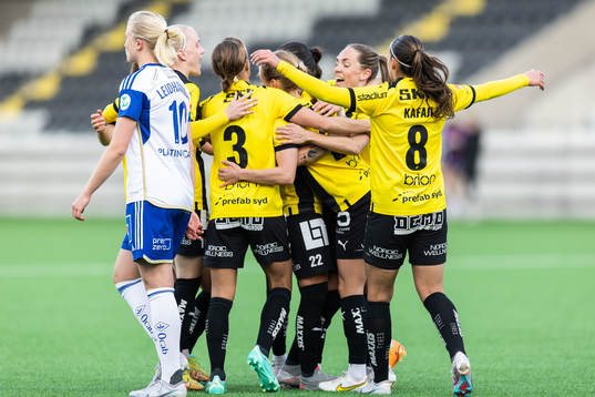 Häckens Anna Anvegård jublar med lagkamrater