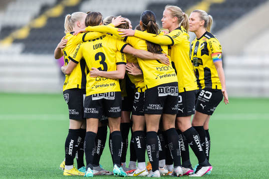 Häckens Anna Anvegård jublar med lagkamrater