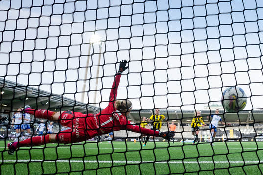 Häckens Anna Anvegård skjuter 1-0 i mål bakom IFK