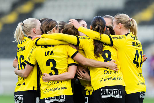 Häckens Anna Anvegård jublar med lagkamrater