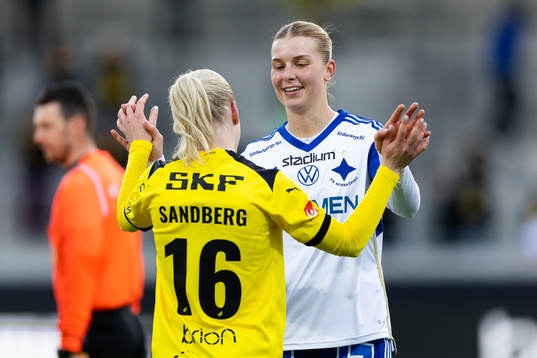 Häckens Anna Sandberg och IFK Norrköpings Diljá Ýr