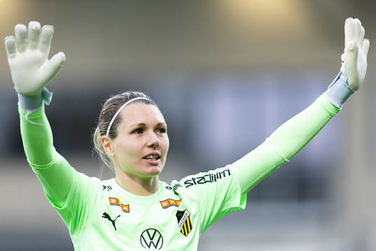 Häckens målvakt Jennifer Falk håller i segersång för