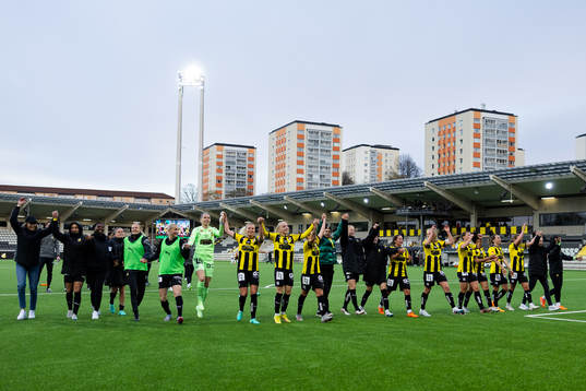 Häckens spelare jublar