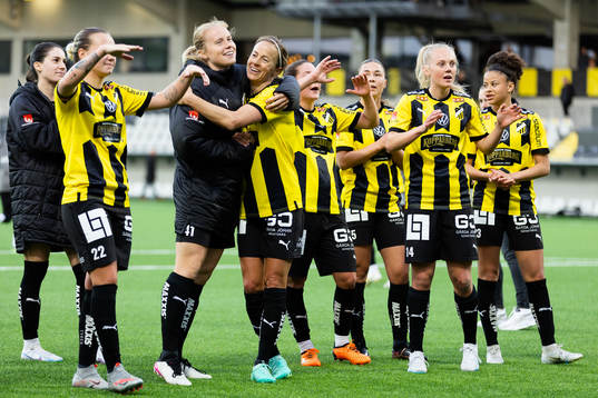 Häckens Julie Blakstad och Aivi Luik  jublar