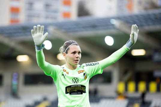Häckens målvakt Jennifer Falk håller i segersång för