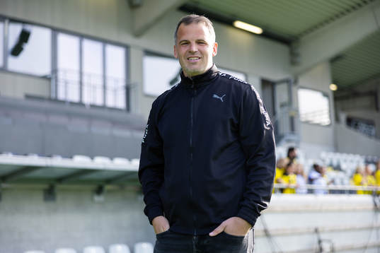 Häckens tränare Robert Vilahamn innan   fotbollsmatchen i