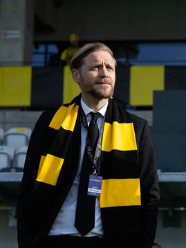 Häckens klubbchef Marcus Jodin innan fotbollsmatchen i