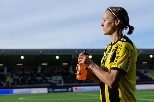 Häckens Aivi Luik innan fotbollsmatchen i Damallsvenskan