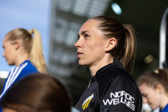 Häckens Elin Rubensson på väg in för line up innan