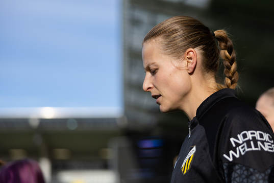 Häckens Anna Anvegård på väg in för line up innan