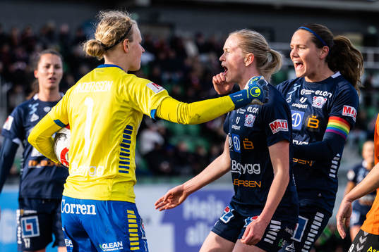 Linköpings Emma Östlund och Emma Lennartsson jublar med
