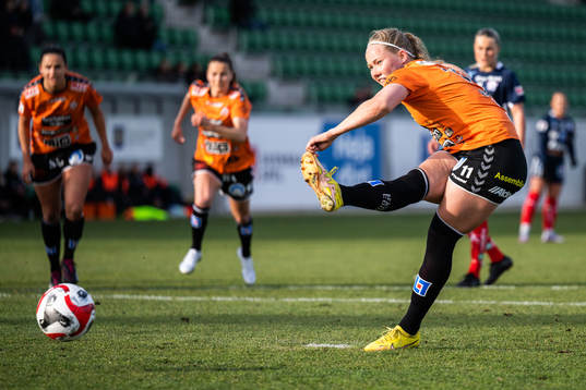Kristianstads Hlin Eiriksdottir slår en straff