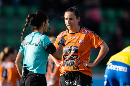 Kristianstads Evelyne Viens i diskussion med Domare Maral