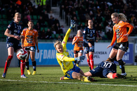 Kristianstads Tilda Persson gör mål bakom Linköpings