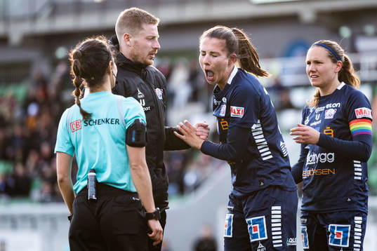 Linköpings Nellie Karlsson har ont
