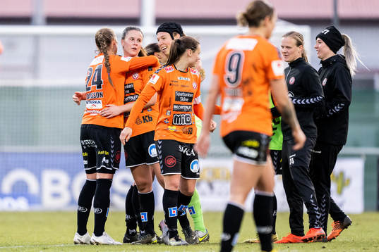 Kristianstads Therese Ivarsson och Josefin Harrysson jublar