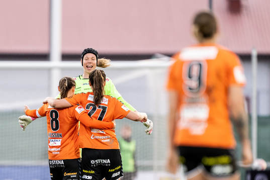 Kristianstads målvakt Melina Loeck, Alice Nilsson och