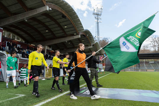 Domare och spelare går in på planen