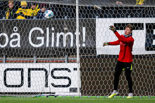 Mathias Dyngeland of Brann warms up