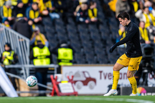 Hugo Vetlesen of Bodø/Glimt warms up