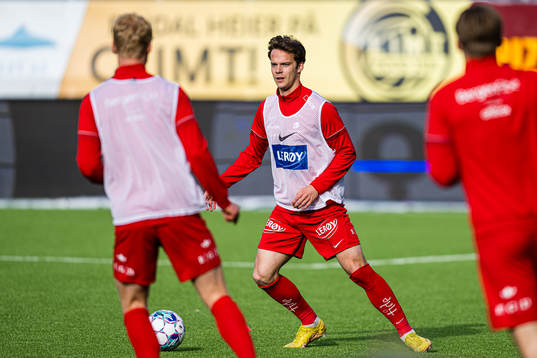 Felix Horn Myhre of Brann warms up