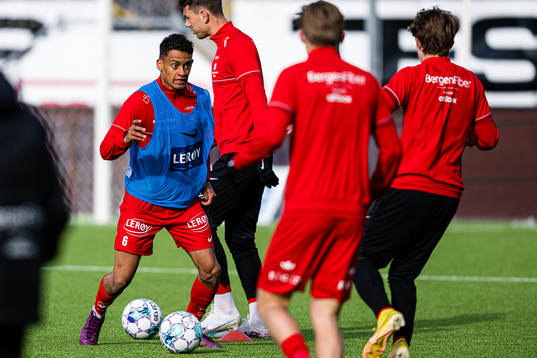 Japhet Sery Larsen of Brann warms up
