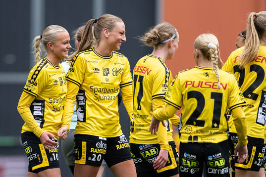 Elfsborgs Matilda Ståhlbom Karlsson jublar med Stina Jensen