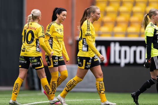 Elfsborgs Izabella Bergström jublar med Matilda Ståhlbom